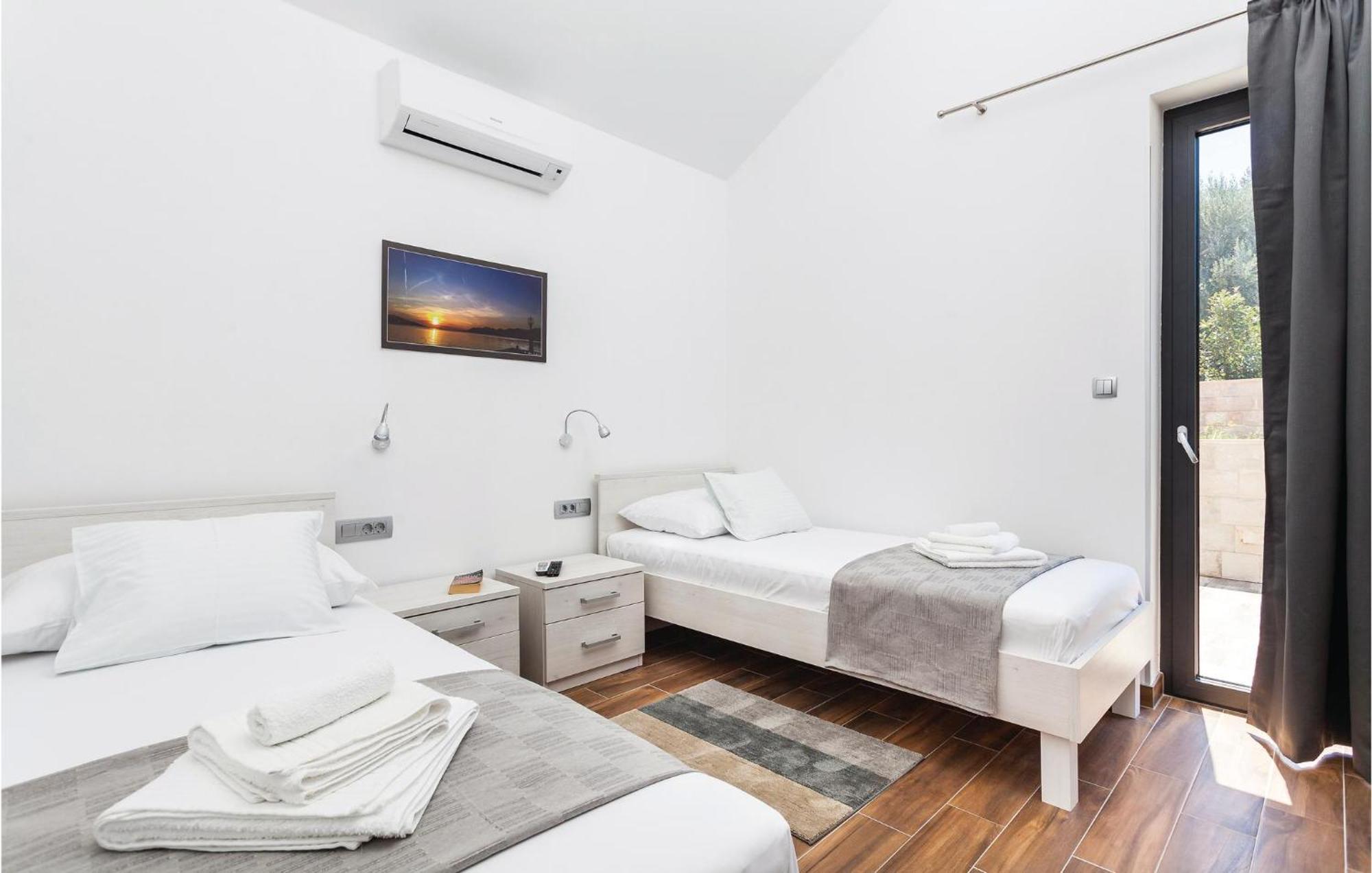 Beautiful home in Kneze with 4 Bedrooms, WiFi&Outdoor swimming pool Pupnat Buitenkant foto